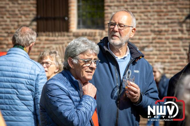 Volle terrassen, bruisende kleedjesmarkt en sportieve Wallenloop: Elburg leeft tijdens koningsdag! - &copy; NWVFoto.nl